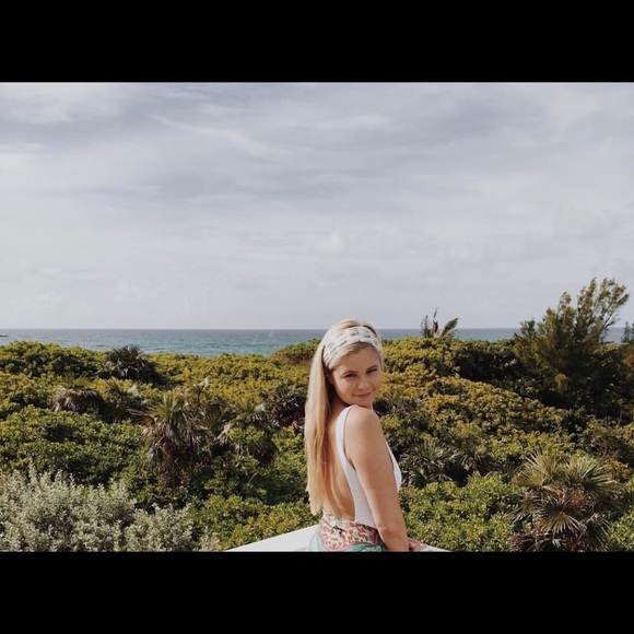 Hello!!! Welcome to my closet!! I am Nellie - Picture 5 of 8